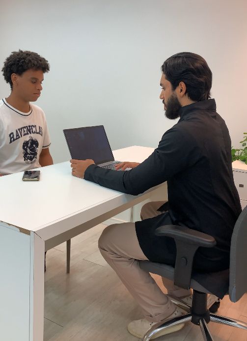 Dr. Paulo Henrique atendendo paciente em consultório em Brasília